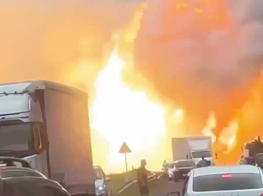 Росіянин зняв на відео вибух палаючої фури в Пермському краї Росіянин зняв на відео вибух палаючої фури в Пермському краї